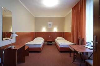 Отель Hotel Włókniarz Пабьянице Двухместный номер с 2 отдельными кроватями-1