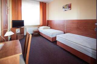 Отель Hotel Włókniarz Пабьянице Двухместный номер с 2 отдельными кроватями-2