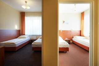 Отель Hotel Włókniarz Пабьянице Двухместный номер с 2 отдельными кроватями-3