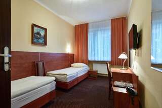 Отель Hotel Włókniarz Пабьянице Двухместный номер с 2 отдельными кроватями-12